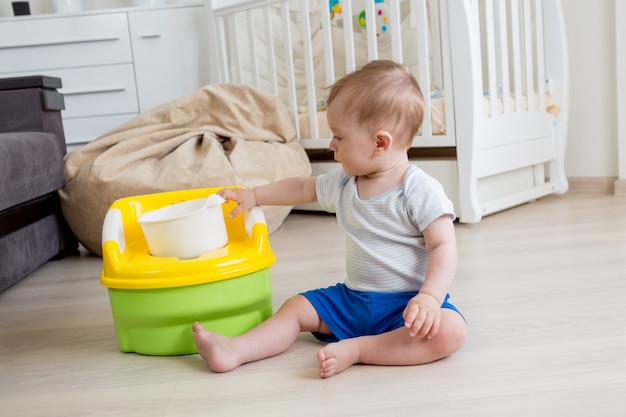 Lindo niño está jugando solo