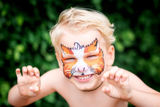 Lindo niño feliz con la cara pintada