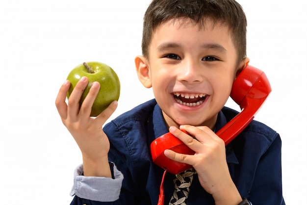 Foto lindo niño feliz sonriendo y sosteniendo manzana verde wh