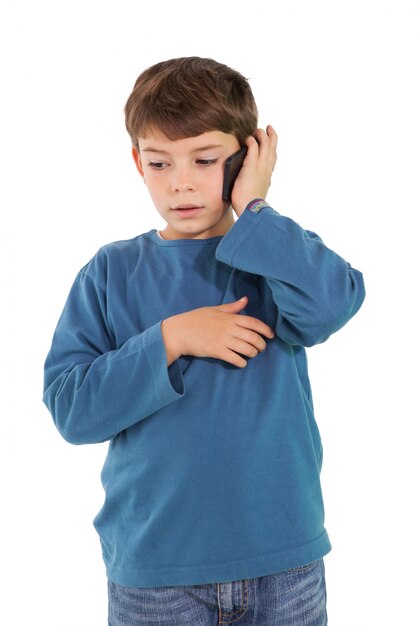 Lindo niño hablando por teléfono inteligente