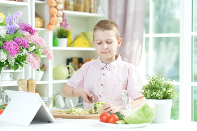 Lindo niño haciendo la cena