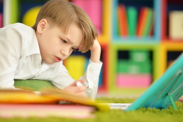 Lindo niño haciendo los deberes