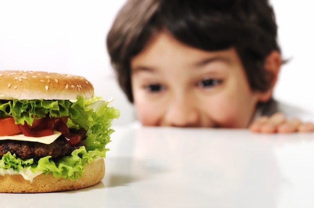 Lindo niño con hamburguesa