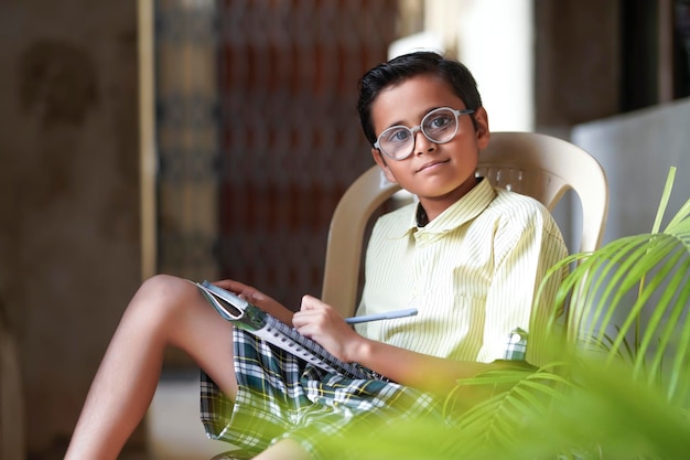 lindo niño indio estudiando en casa