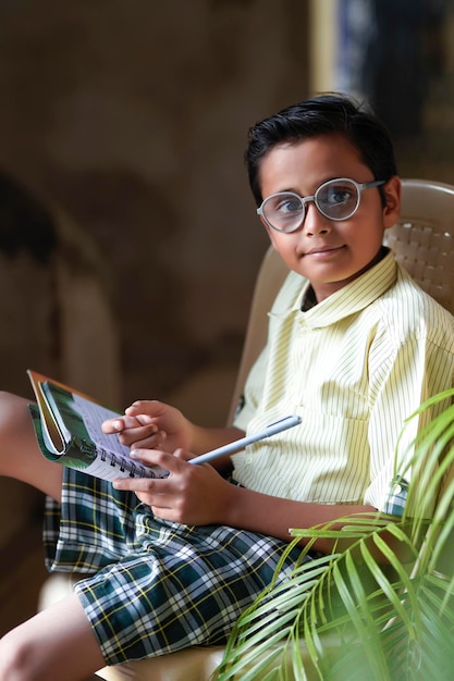 lindo niño indio estudiando en casa
