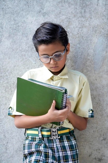 lindo niño indio estudiando en casa