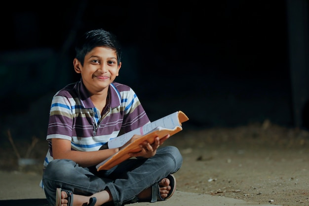 lindo niño indio estudiando en casa