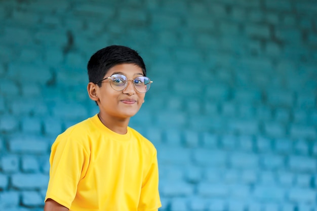 Lindo niño indio con gafas y dando expresión.