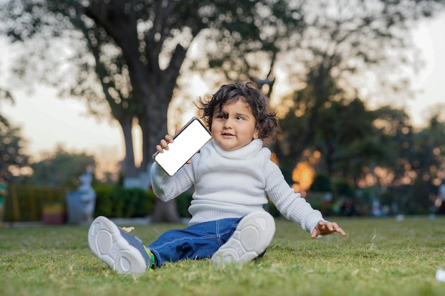 Lindo niño indio en el jardín