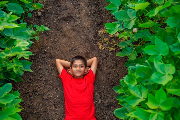 Lindo niño indio sonriente tendido en el suelo