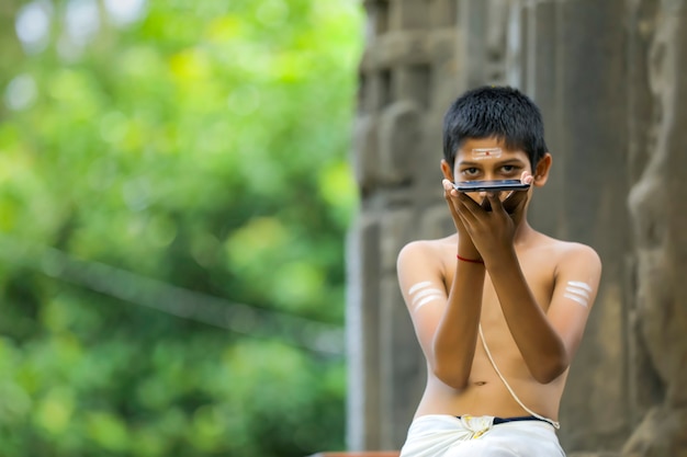 Lindo niño indio con tableta