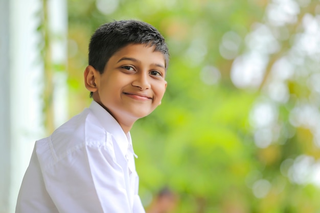 Lindo niño indio en uniforme escolar