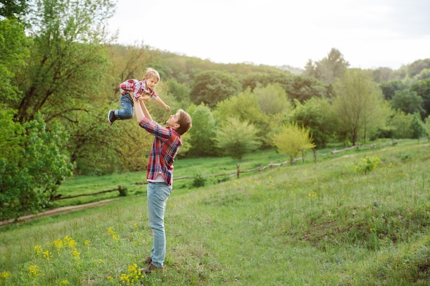 Lindo niño jugando al aire libre con papá