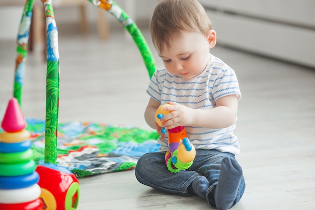 Lindo niño jugando en el interior. Bebé bastante infantil