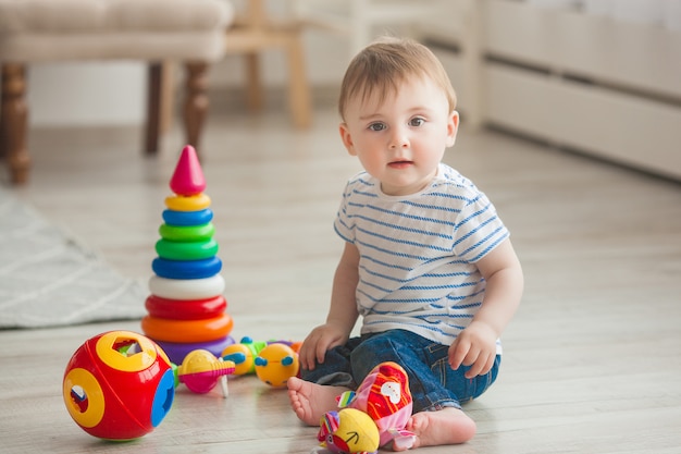 Lindo niño jugando en el interior. Bebé bastante infantil