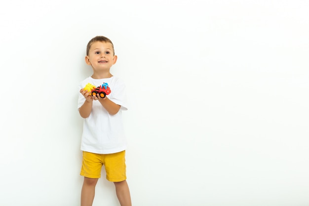 Lindo niño jugando con un juguete