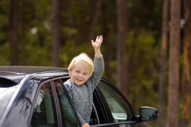 Lindo niño listo para un viaje o viaje