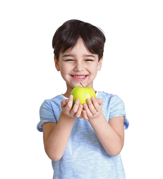 Lindo niño con manzana sobre fondo blanco.