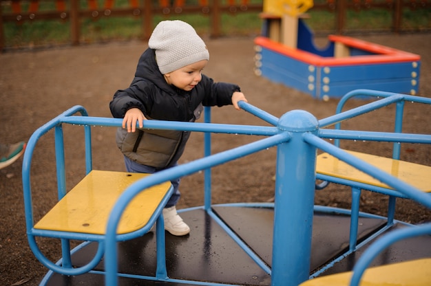 Lindo niño montado en el carrusel