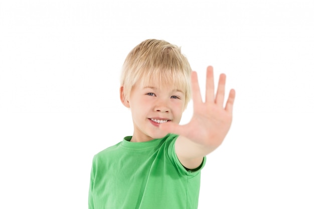 Foto lindo niño mostrando su mano