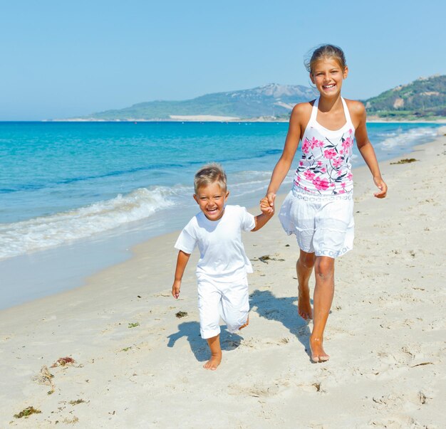 lindo, niño y niña, en la playa