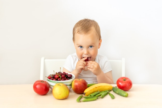 Lindo niño parado en la mesa