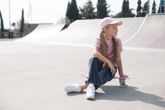 lindo niño con patineta