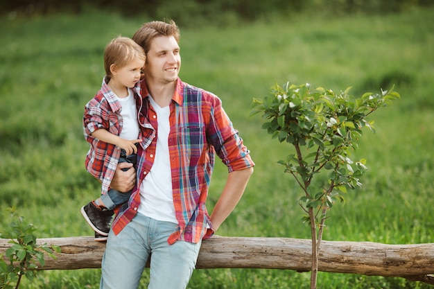 Lindo niño pequeño al aire libre con papá