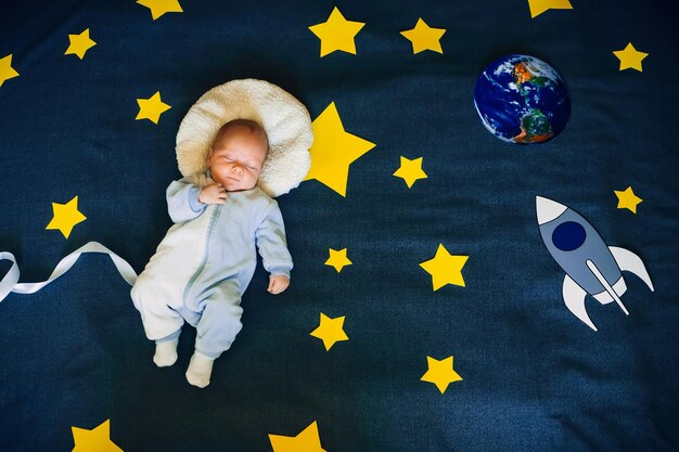 Lindo niño pequeño astronauta durmiendo en el fondo del cielo con un cohete y estrellas