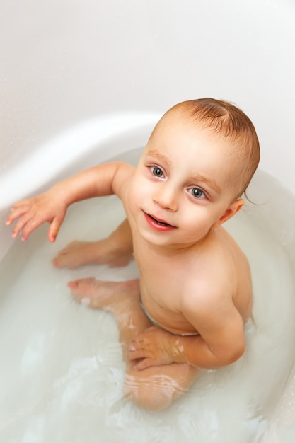 Lindo niño pequeño en el baño