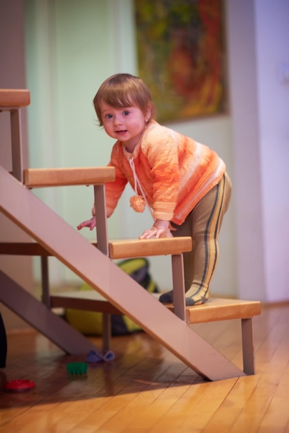 lindo niño pequeño bebé niña jugando con juguetes en casa