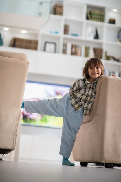 Lindo niño pequeño en casa moderna hermosa