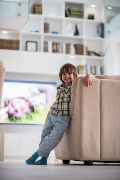 Lindo niño pequeño en casa moderna hermosa