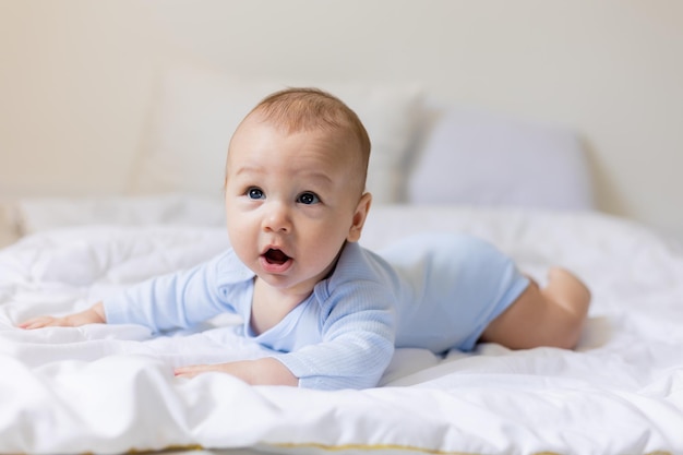 lindo niño pequeño en cuerpo azul tendido en una manta, tarjeta, pancarta, salud, espacio para texto