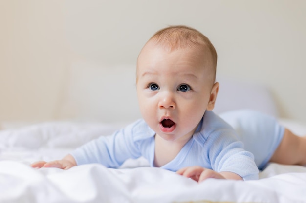 lindo niño pequeño en cuerpo azul tendido en una manta, tarjeta, pancarta, salud, espacio para texto