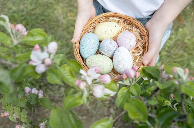 Lindo niño pequeño con orejas de conejo en el día de pascua