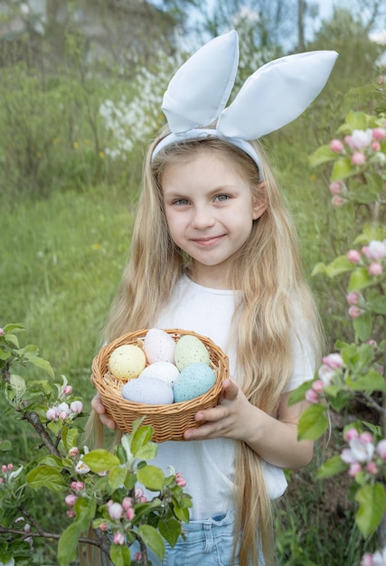 Lindo niño pequeño con orejas de conejo en el día de pascua