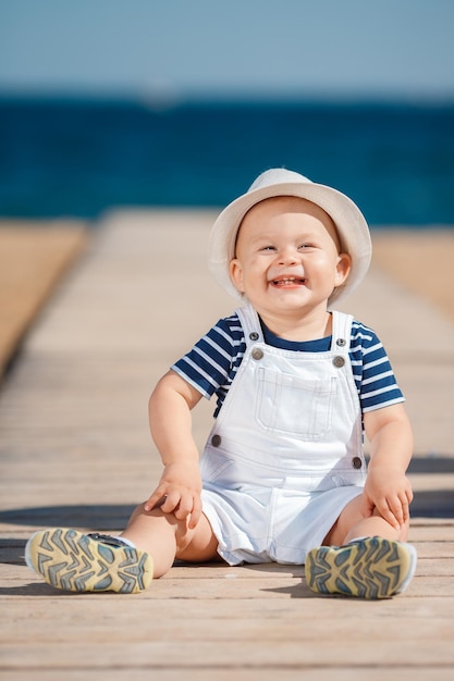 lindo niño en la playa