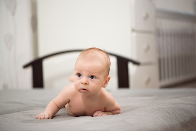 Lindo niño recién nacido en la cama