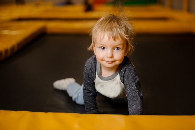 Lindo niño sonriente gateando en el piso