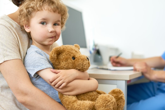 Lindo niño visitando médico