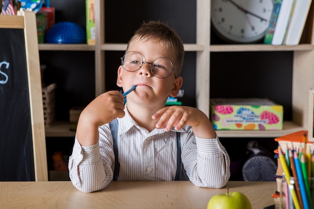 Lindo niño vistiendo un uniforme escolar