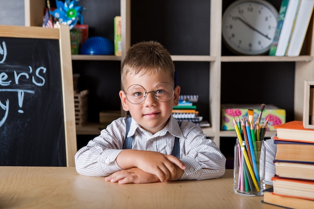 Lindo niño vistiendo un uniforme escolar