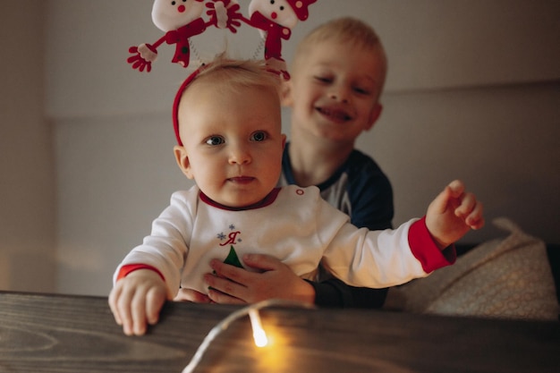 lindo, niños, hermano y hermana, en, navidad, ropa, en casa