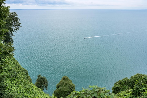 Lindo olhar da montanha no mar