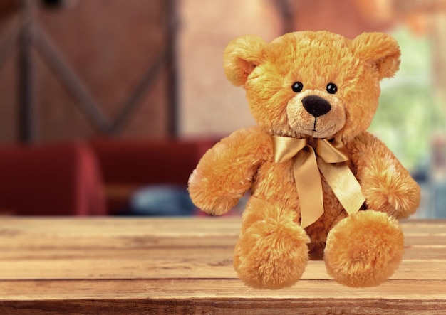 Lindo oso de peluche en el fondo de la habitación