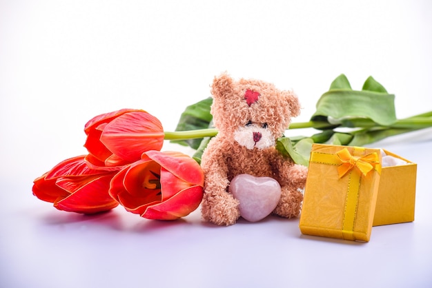 Lindo oso de peluche marrón, ramo de tulipanes rojos, caja de regalo, para el día de San Valentín, aniversario, cerrar