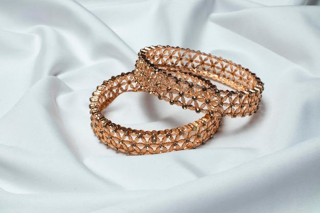 Lindo ouro rosa com joias de casamento de diamante ou pulseira de mão em pano de seda branco