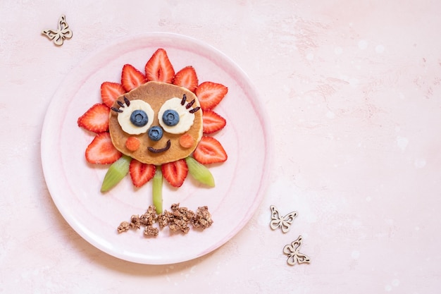 Foto lindo panqueque de flores con frutos rojos para desayuno infantil