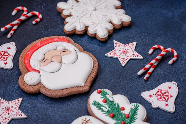 Lindo pão de Natal festivo feito à mão com elementos de decoração